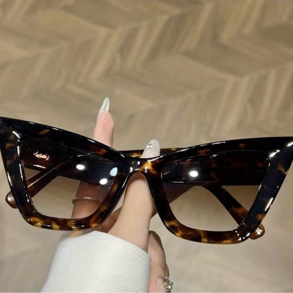 Accessories - Tortoise Shell Cat-Eye Sunglasses